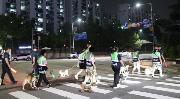 반려견 순찰대와 야간 취약지역에 활동하는 관계자들.