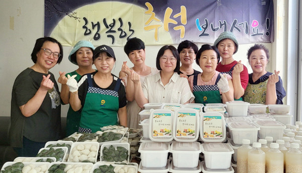 능곡동 새마을부녀회가 생활 형편이 어려운 취약계층을 위한 ‘사랑의 추석 음식 나눔’을 가졌다.