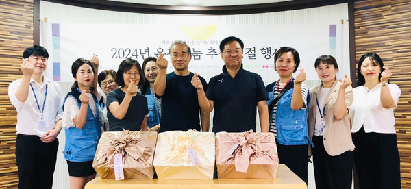 일산노인종합복지관이 취약계층 어르신과 홀몸 어르신들에게 추석명절 안부인사와 명절음식을 전달했다. 