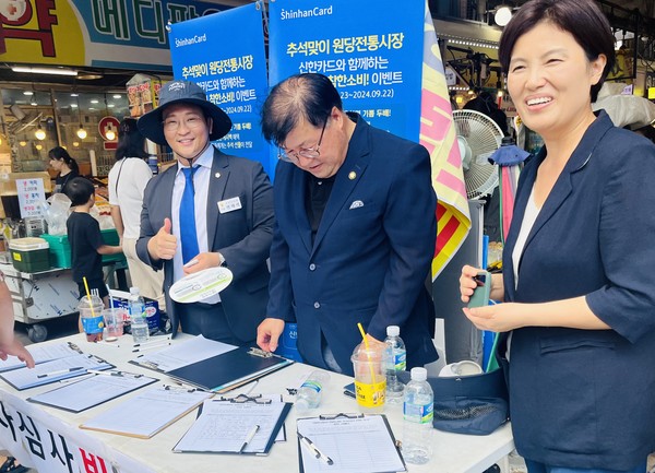 원당시장 앞에서 청사이전 반대 서명을 받고 있는 변재석 도의원과 임홍열, 권순영 시의원(왼쪽부터).