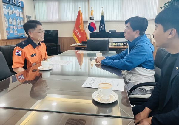 정귀용 고양소방서장이 비상근무 현황을 설명하고 있다.