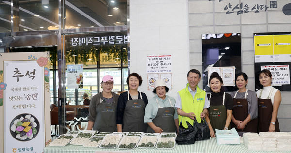 원당농협 고향주모·농가주모가 로컬푸드직매장 성사점·원당역점에서 어려운 이웃을 돕기 위한 떡판매를 했다.