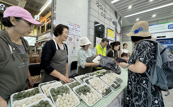   송편과 술떡의 판매에 농가주모와 고향주모 회원들이 함께 하고 있다.