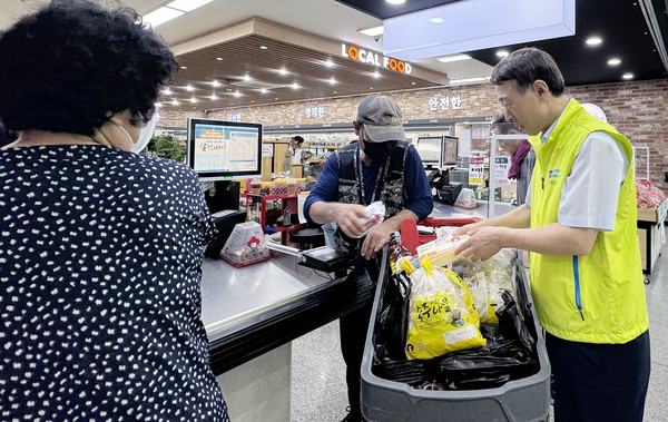 이창림 조합장이 조합원과 고객들에게 추석 인사를 하며 안부를 묻고 있다.