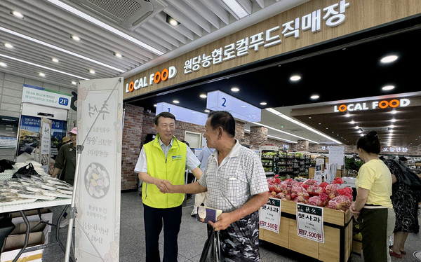 조합원과 인사를 나누는 이창림 조합장.(왼쪽)