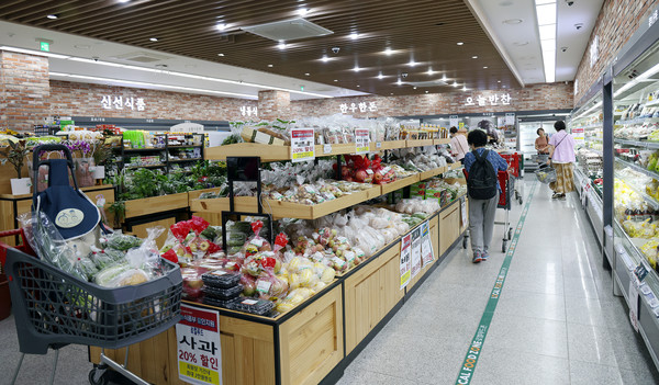 아침일찍부터 원당농협 로컬푸드직매장을 찾은 고객들이 농산물을 보고 있다.