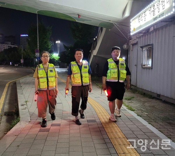 일산동구 백석1동 자율방범대활동을 하고 있는 김덕준 대장 가족들(왼쪽부터 아내 한현희씨, 김덕준 대장, 아들 김중환씨).