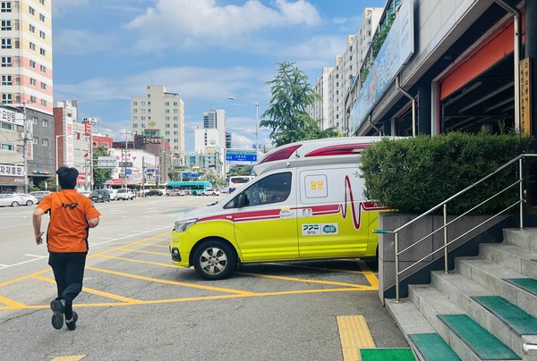 응급출동을 위해 뛰어가는 소방서 구급대원.