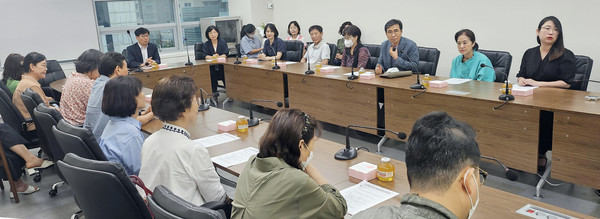 우수종사자 간담회 시간에 상호 소통의 시간을 가졌다.