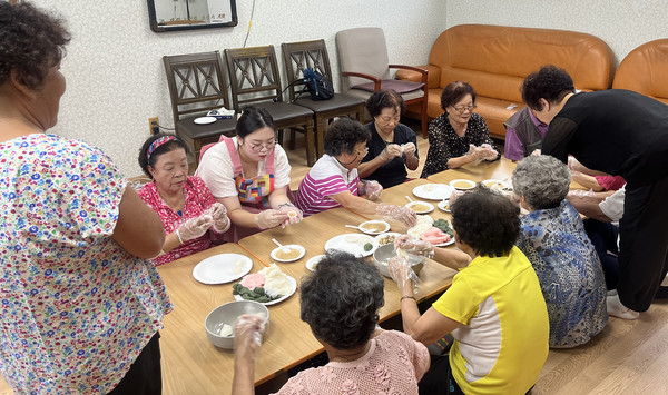  향동종합사회복지관이 화전동 지역 주민들과 송편을 만들고 있다.