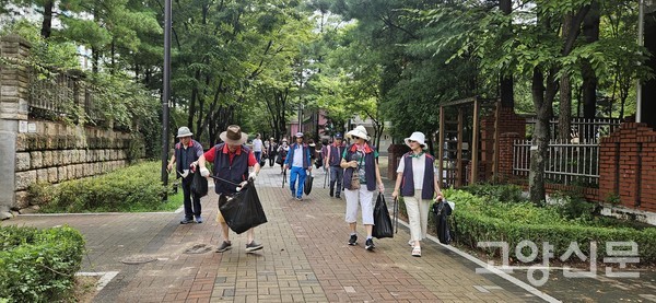 우리 마을에 어떤 문제가 있는지 찾고 줍는 활동을 하는 행신2동 주민자치회 위원들과 시민안전보안관.