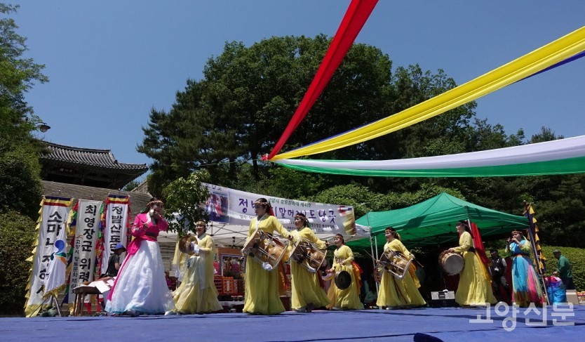  고양시향토문화재 제41호로 지정돼 명맥을 이어오고 있는 정발산 도당굿. 