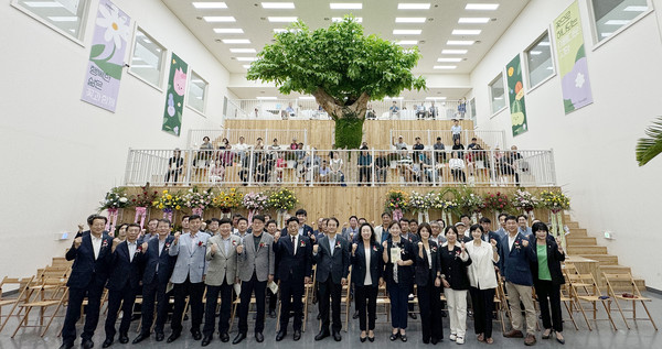 한국화훼농업협동조합 제1회 K-플라워 굿 페스타 개막식에서 참가자들이 파이팅을 외쳤다.