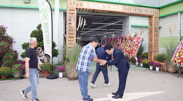 유석룡 한국화훼농협 조합장(맨 오른쪽)이 외빈들을 맞고 있다.