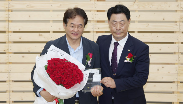 이동환 고양시장(왼쪽)에게 감사패를 전달하는 유석룡 조합장.