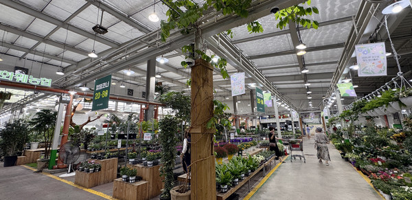 꽃판매장 내부.