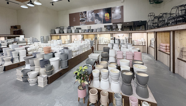 화분 판매장도 별도로 전문화되어 전시되고 있다.