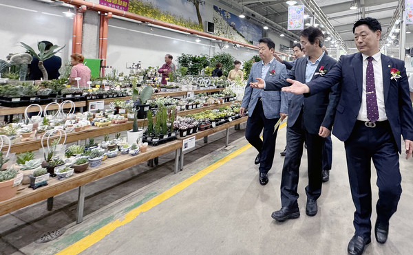 페스타가 열리는 꽃판매장을 둘러보는 오영석 농협 고양시지부장, 이동환 고양시장, 유석룡 한국화훼농협 조합장(왼쪽부터) 그 뒤에 권지선 고양시농업기술센터 소장도 함께 자리했다.