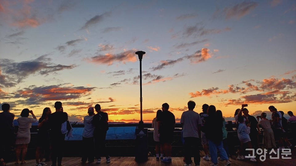 파주 헤이리마을 노을숲길전망대의 22일 저녁 풍경.