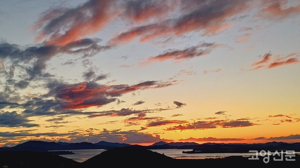 왼쪽의 한강, 오른쪽의 임진강 물줄기가 합류해 서해로 흘러가나가는 조강 풍경. 왼쪽부터 김포, 강화, 북한 개풍군이 조망된다. 