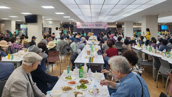 화전동 지역사회보장협의체가 한국항공대 교내 식당에서 어르신 250명을 초청해 경로잔치를 개최했다.
