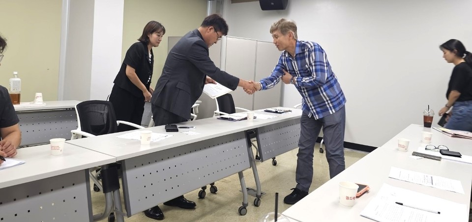 원마운트 상가임차인 비상대책위원회 박성준 위원장(오른쪽)은 지난 19일 고양시청을 방문해 고양시 자족도시실현국 최영수 국장(왼쪽)에게 '원마운트 스포츠몰 회생을 위한 대책마련' 탄원서를 제출했다. 