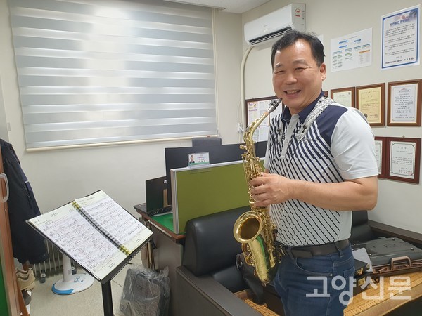 이백래 관리소장이 색소폰 연주 시범을 보였다.