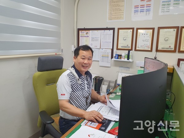 사무실에서 업무를 보는 이백래 관리소장