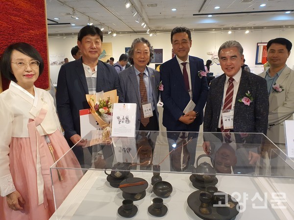 이태희(왼쪽 두 번째)씨가 대상을 수상한 후 '유적연마흑유기' 작품 앞에서 관계자들과 기념사진을 찍고 있다.