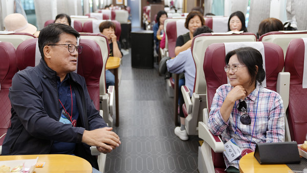  심은보 조합장(왼쪽)이 여성조직 회원과 이야기를 나누고 있다.