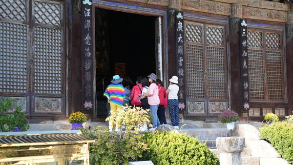 사찰을 둘러보고 있는 회원들.