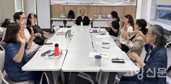 월 2회 일산도서관 동아리실에 모여 수어 연습을 하는 회원들. 