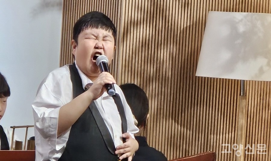 도종환 시의 ‘담쟁이’ 곡을 열창하는 오케스트라의 신지성 단원.