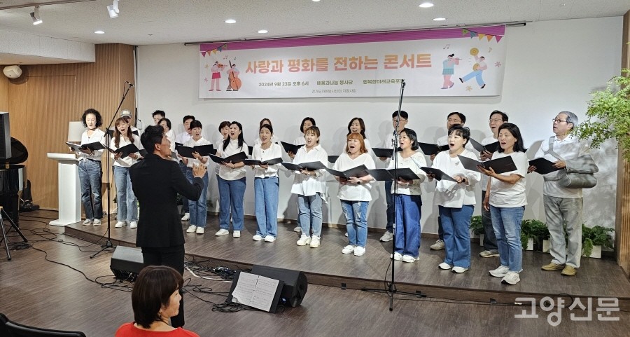 자원봉사자와 시민들로 구성된 살리고 합창단의 노래.