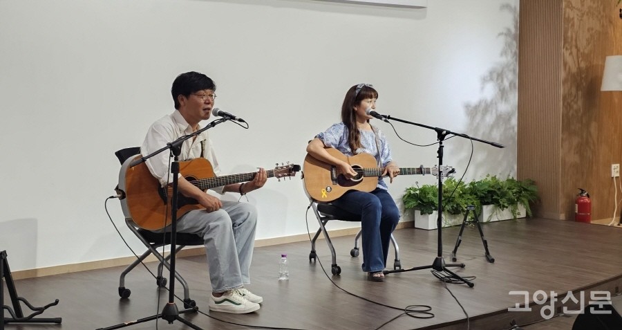 어쿠스틱 힐링 듀오 헬로 유기농의 초청공연.