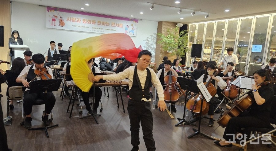 자유로운 몸짓으로 공연의 흥을 높여준 예그리나&국악오케스트라 단원. 