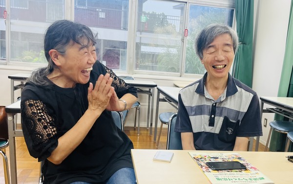 요네자와(왼쪽)씨와 카부라키씨 부부.