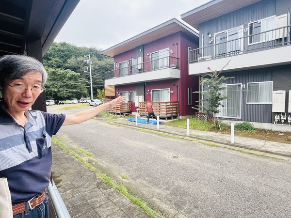 나스마을 시설·운영을 맡고 있는 가부라키 다카아키씨가 건강한 이들을 위한 주거 공간을 설명하고 있다.