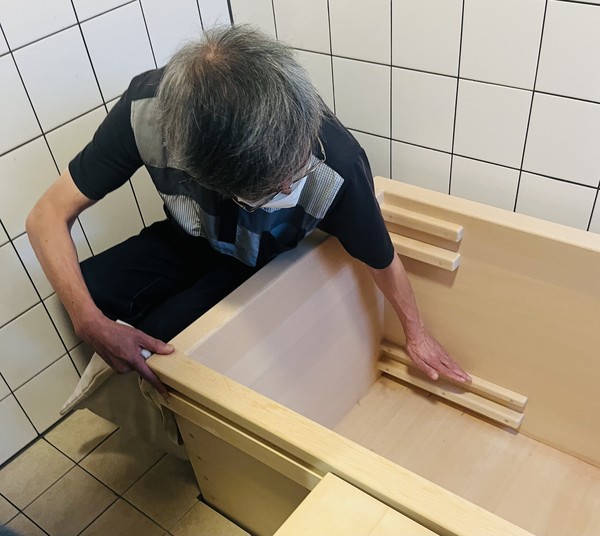 나스마을의 시설은 장애인, 고령자, 몸이 불편한 이들을 위해 세심하게 만들어졌다. 욕조도 높낮이를 조절할 수 있다.