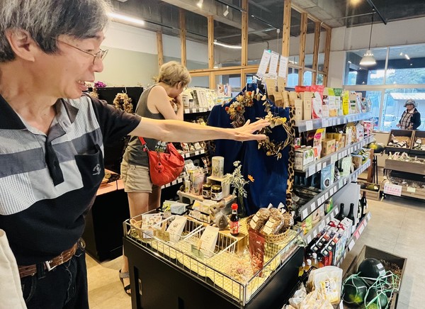 다양한 물품과 로컬푸드를 판매하는 숍도 식당, 카페와 함께 공용 공간에 마련되어있다. 