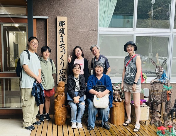 나스마을광장 설계자이자 리더인 지카야마(오른쪽에 앉아있는 사람)씨와 운영 이사인 가부라키(지카야마씨 뒤쪽)씨.