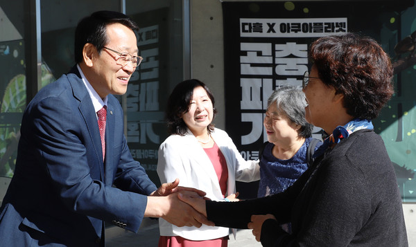 유완식 조합장(왼쪽)이 조합원들을 맞이하며 안부인사를 전하고 있다.