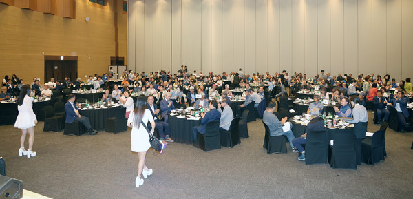 즐거운 공연 시간을 즐기는 조합원들.