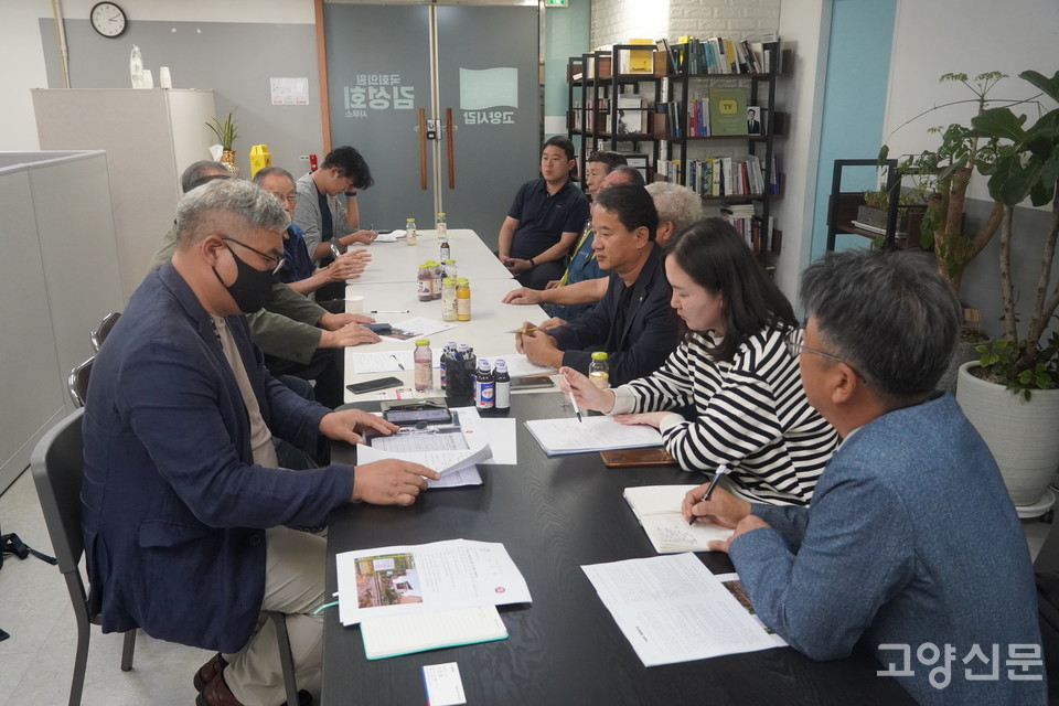 비상대책위원회(위원장 이은우), 국가철도공단(부장 김우현), 고양시 문재호 시의원, 고양시 교통정책과 직원 등은 25일 김성회 국회의원 지역사무실(덕양구 화정)에 모여 삼릉역 인근 주민들을 위한 교외선 건널목 설치에 대해 논의했다.