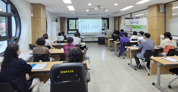 희망 발굴단, 이웃 보듬이 '사전 교육 및 설명회'를 진행하고 있다.
