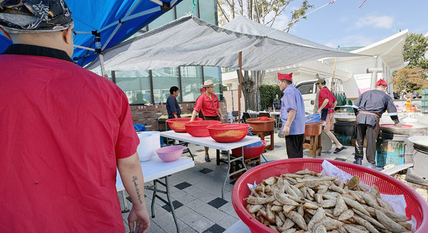 일우회가 짜장면과 다양한 음식을 만들고 있다.