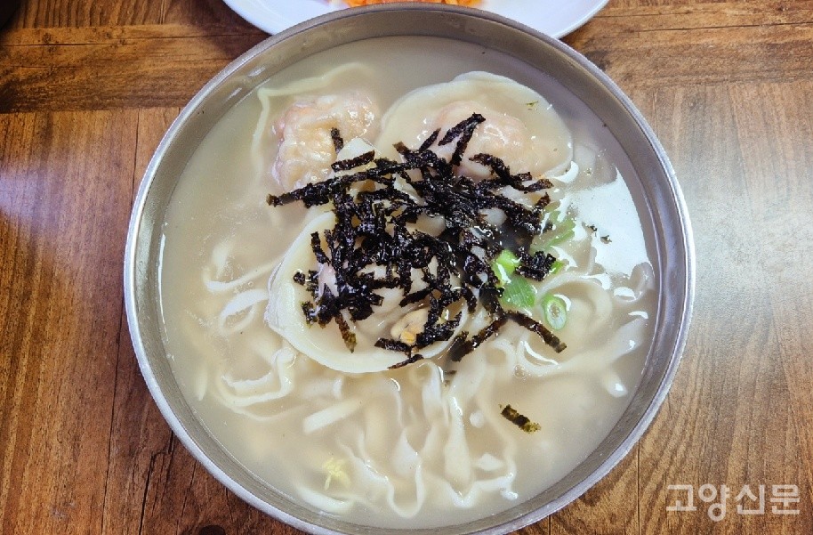 엄마표 재래식 칼만둣국으로 유명한 교외선 우리집