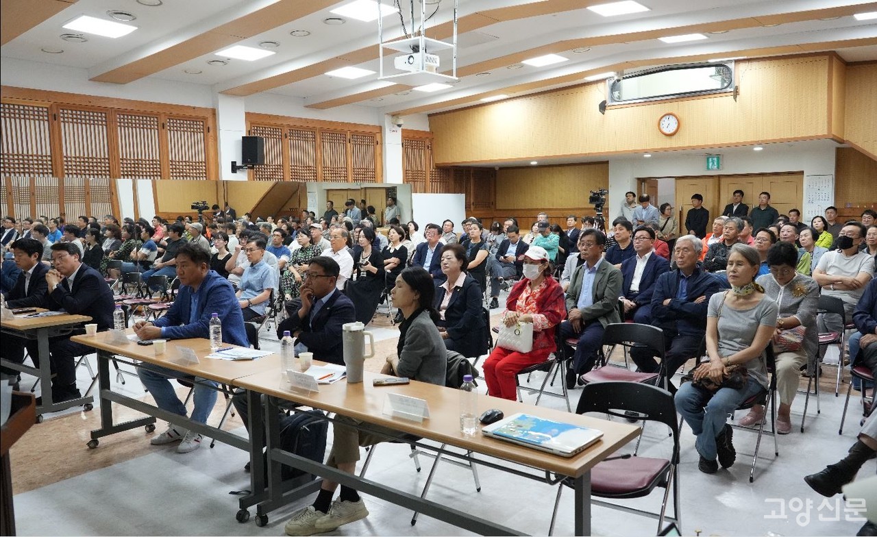 24일 고양문화원 1층 강당에서 개최된 110회 고양포럼은 충격적인 K-컬처밸리 사업 계약해지에 이르기까지의 정확한 정보를 확인하고, 국회의원, 경기도의원, 경기도, 시민대표, 전문가 등 각계의 목소리를 경청하는 자리였다. 사진 = 박경만 전문기자. 