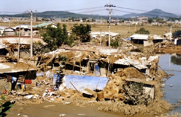 침수로 인해 처참한 모습으로 파손된 농촌마을 가옥들.