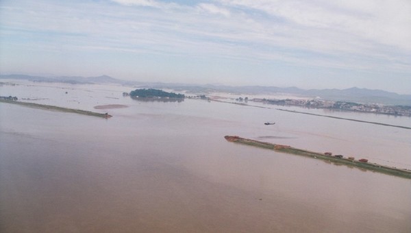 지금으로부터 34년 전인 1990년 9월 12일 새벽, 행주대교 아래쪽 1.5km 지점의 한강둑이 붕괴되며 고양군 일대가 물바다가 됐다. 헬기에서 찍은 위 사진을 보면 사산마을과 삼성당언덕 등 지대가 높은 곳을 빼고 능곡벌판과 신평리, 백석리 일대가 모두 물속에 잠겨버렸다. 
